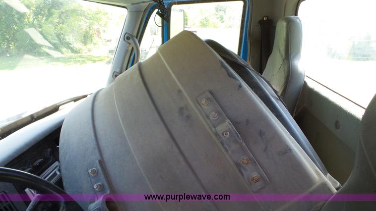 image for item L7016 2004 International 7600 truck chassis