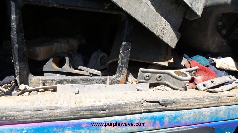 image for item L7016 2004 International 7600 truck chassis