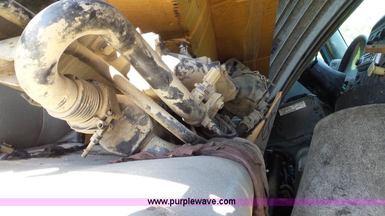 image for item L7016 2004 International 7600 truck chassis