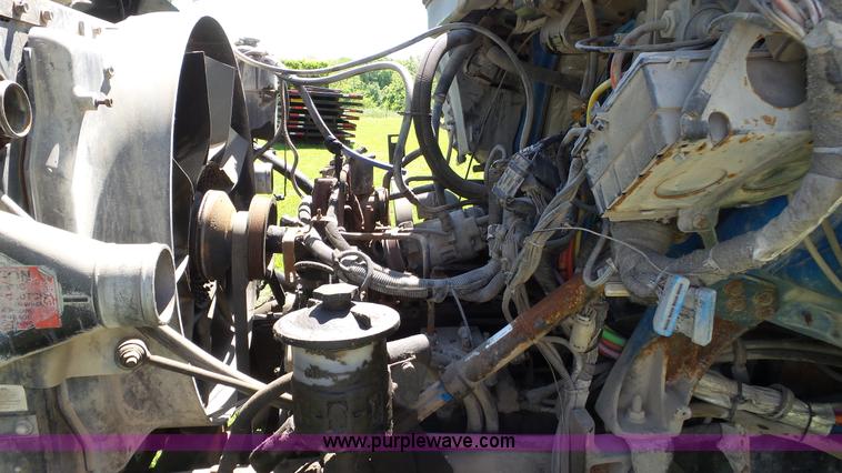 image for item L7016 2004 International 7600 truck chassis