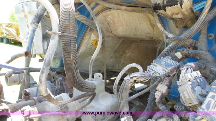 image for item L7016 2004 International 7600 truck chassis