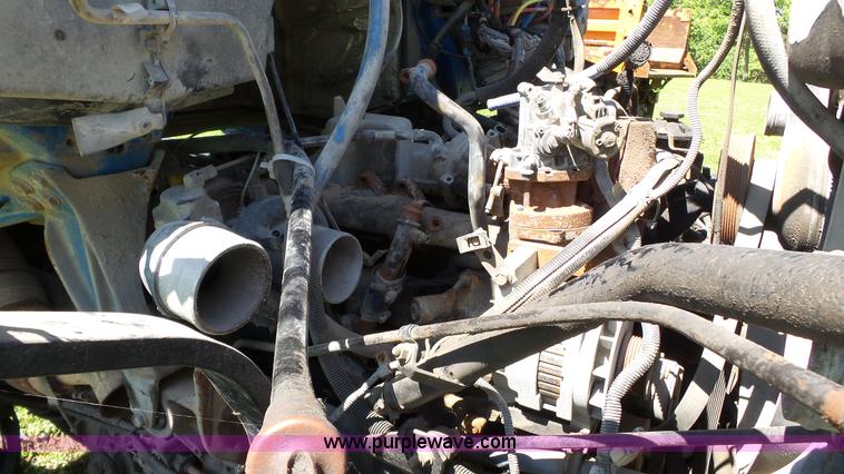 image for item L7016 2004 International 7600 truck chassis