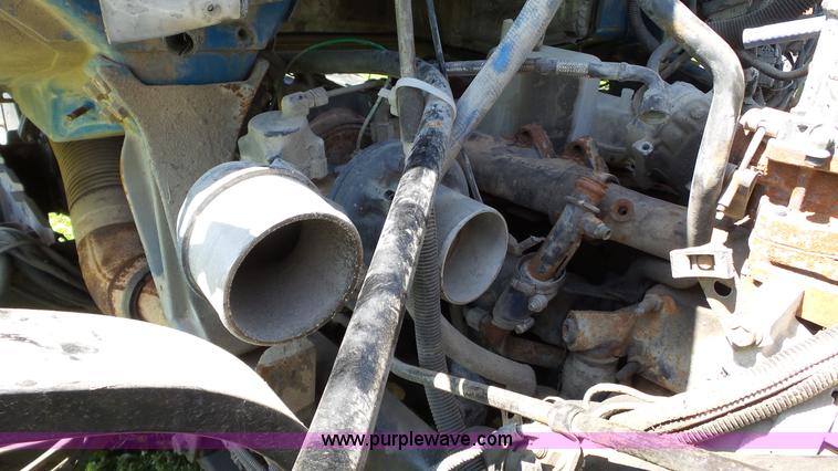 image for item L7016 2004 International 7600 truck chassis