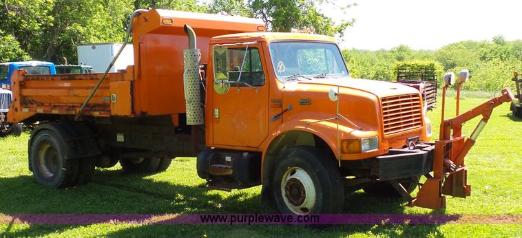 image for item L7017 1999 International 4900 dump truck