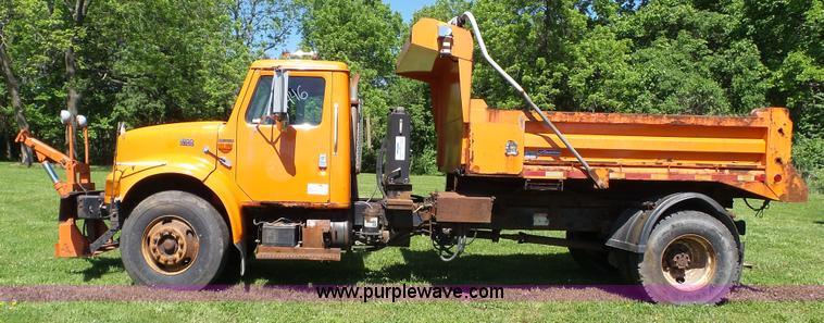 image for item L7017 1999 International 4900 dump truck