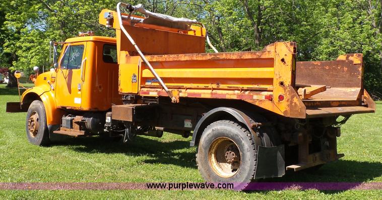 image for item L7017 1999 International 4900 dump truck