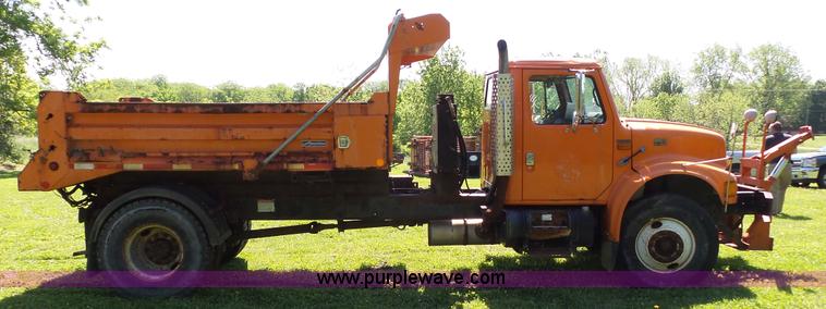 image for item L7017 1999 International 4900 dump truck