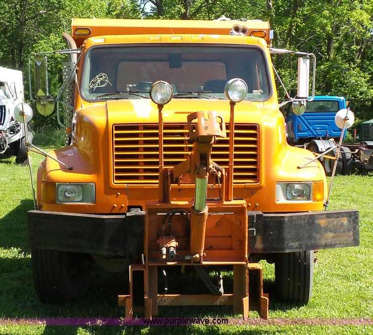 image for item L7017 1999 International 4900 dump truck