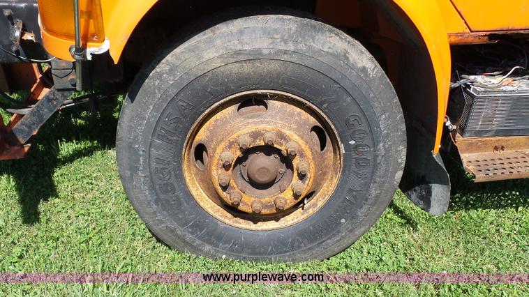 image for item L7017 1999 International 4900 dump truck