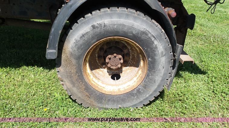 image for item L7017 1999 International 4900 dump truck