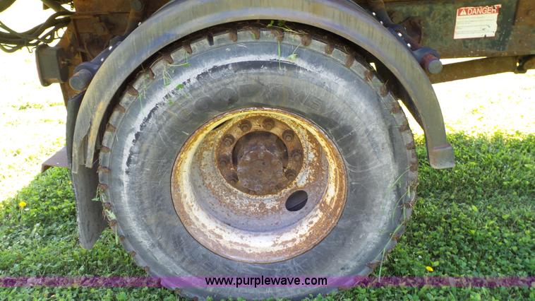 image for item L7017 1999 International 4900 dump truck