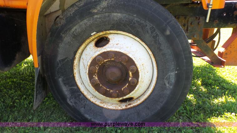 image for item L7017 1999 International 4900 dump truck