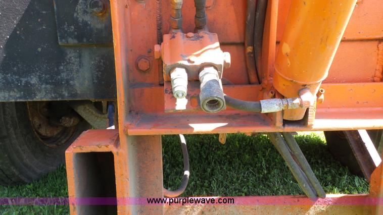 image for item L7017 1999 International 4900 dump truck