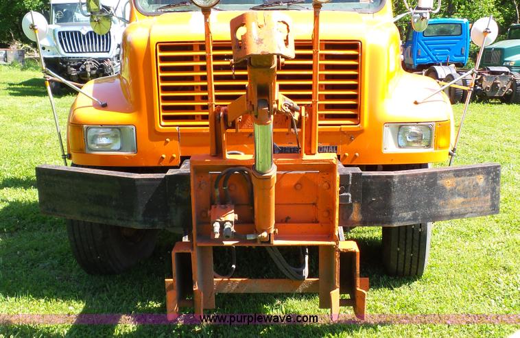 image for item L7017 1999 International 4900 dump truck