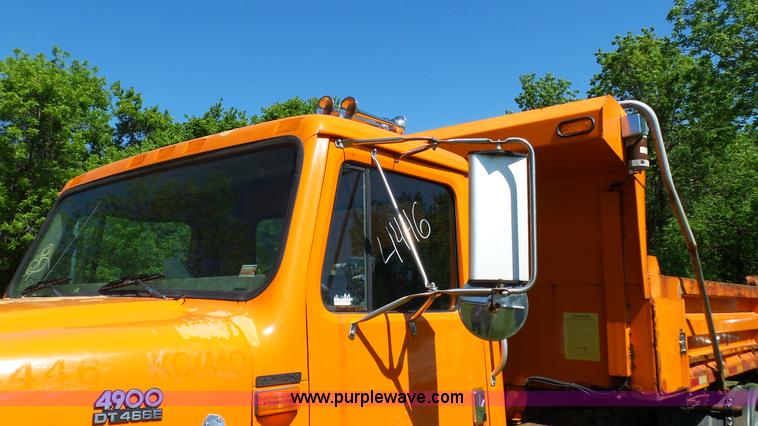 image for item L7017 1999 International 4900 dump truck