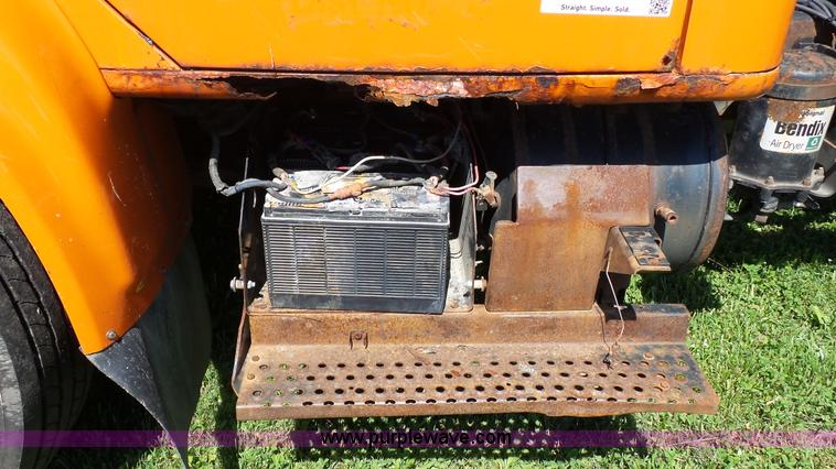 image for item L7017 1999 International 4900 dump truck