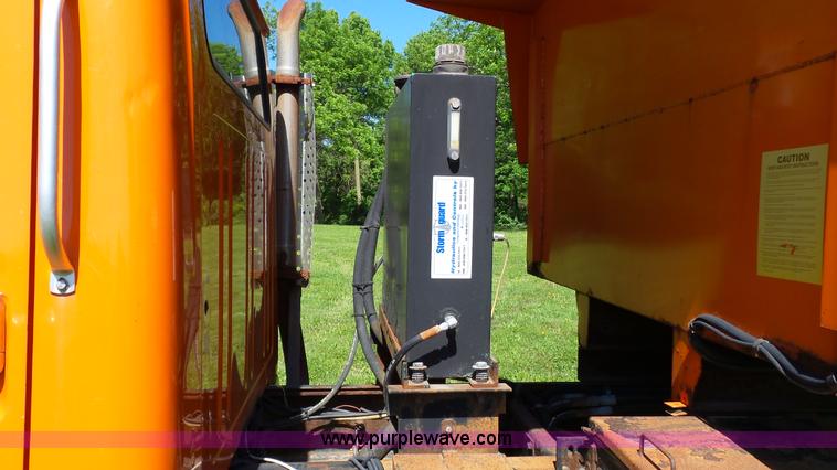 image for item L7017 1999 International 4900 dump truck