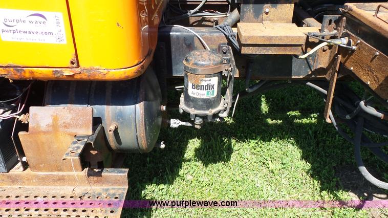 image for item L7017 1999 International 4900 dump truck