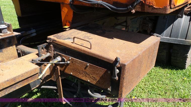 image for item L7017 1999 International 4900 dump truck