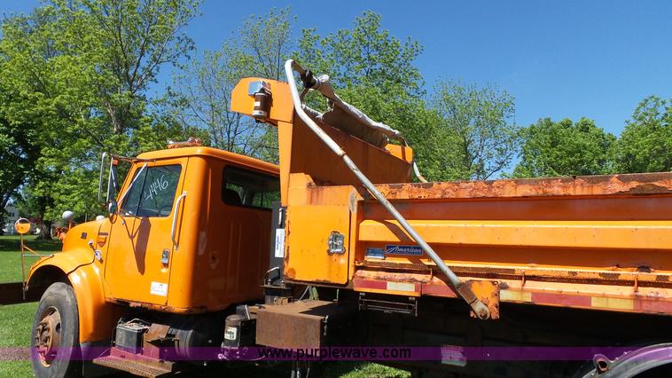 image for item L7017 1999 International 4900 dump truck