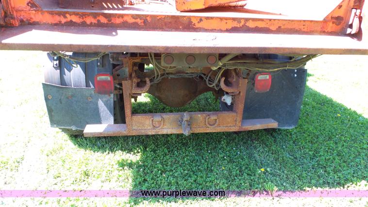 image for item L7017 1999 International 4900 dump truck