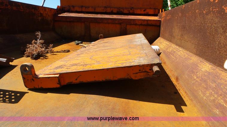 image for item L7017 1999 International 4900 dump truck