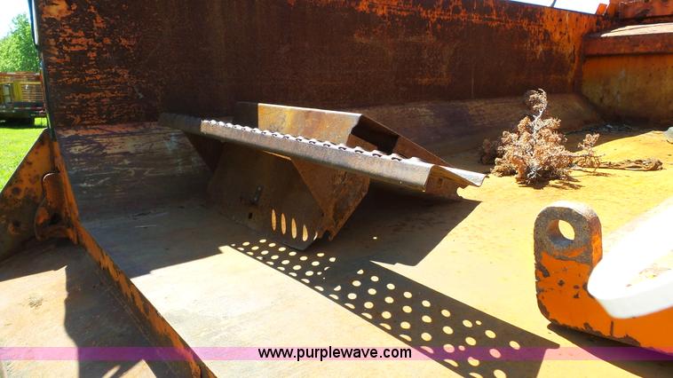 image for item L7017 1999 International 4900 dump truck