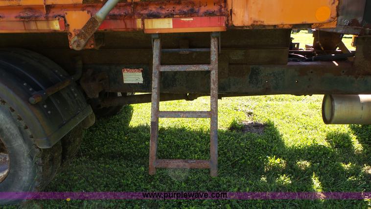 image for item L7017 1999 International 4900 dump truck