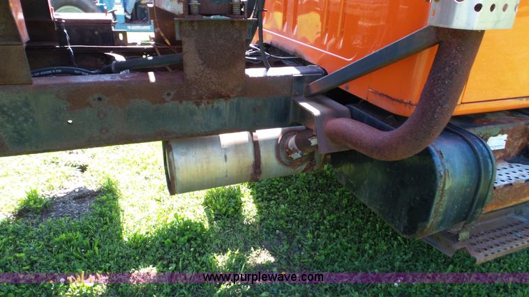 image for item L7017 1999 International 4900 dump truck