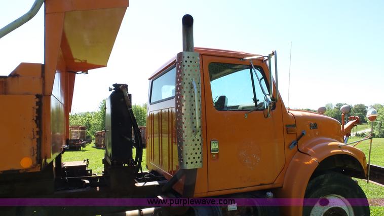 image for item L7017 1999 International 4900 dump truck
