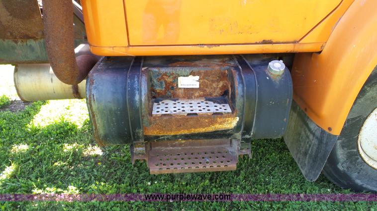 image for item L7017 1999 International 4900 dump truck