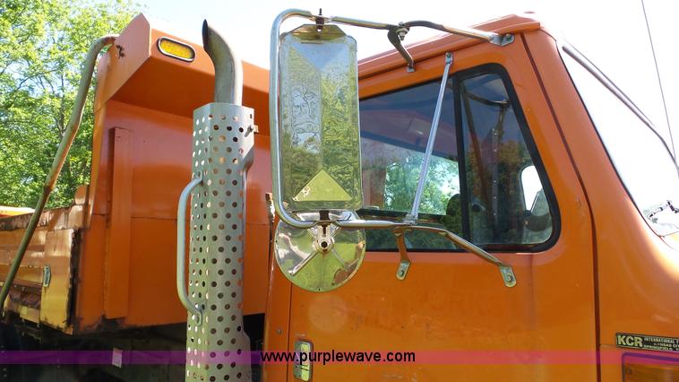 image for item L7017 1999 International 4900 dump truck
