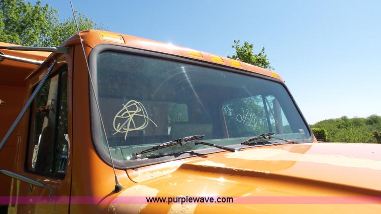 image for item L7017 1999 International 4900 dump truck