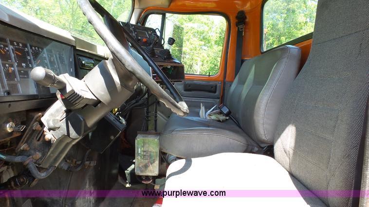 image for item L7017 1999 International 4900 dump truck