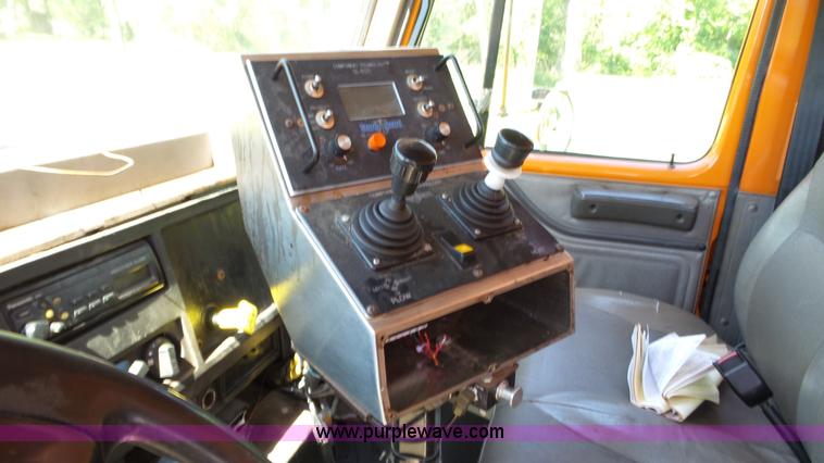 image for item L7017 1999 International 4900 dump truck