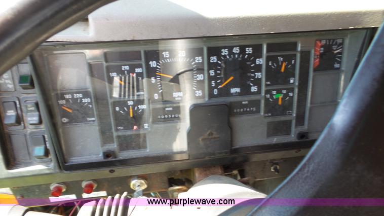 image for item L7017 1999 International 4900 dump truck