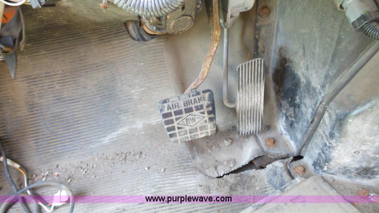 image for item L7017 1999 International 4900 dump truck