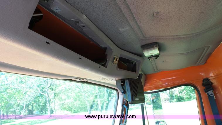 image for item L7017 1999 International 4900 dump truck