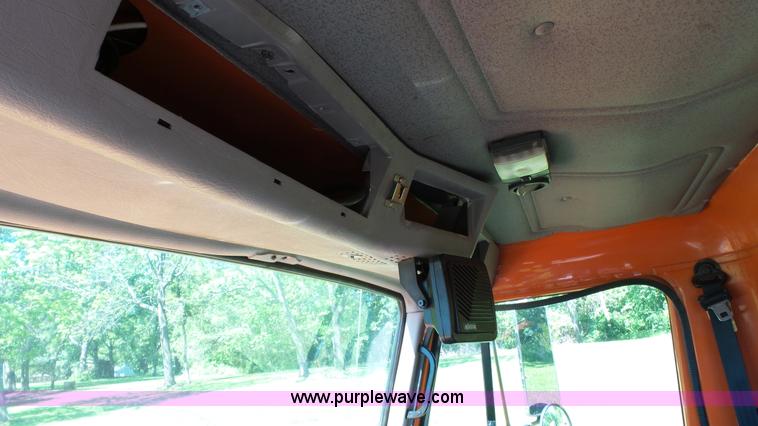 image for item L7017 1999 International 4900 dump truck