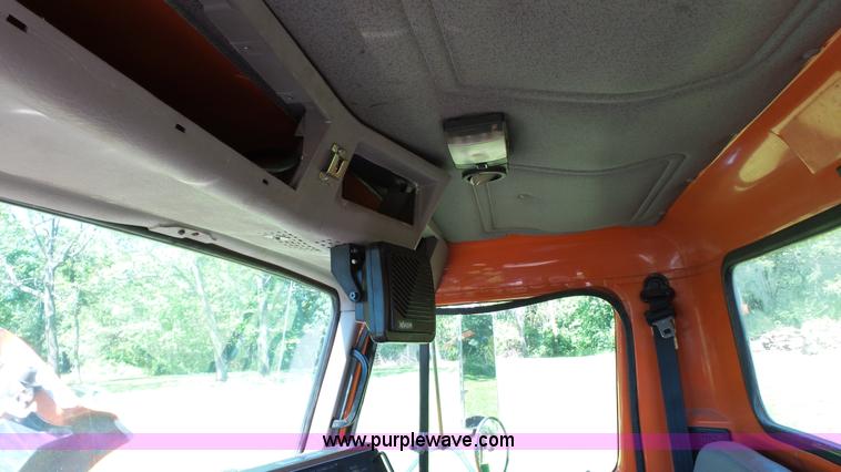 image for item L7017 1999 International 4900 dump truck