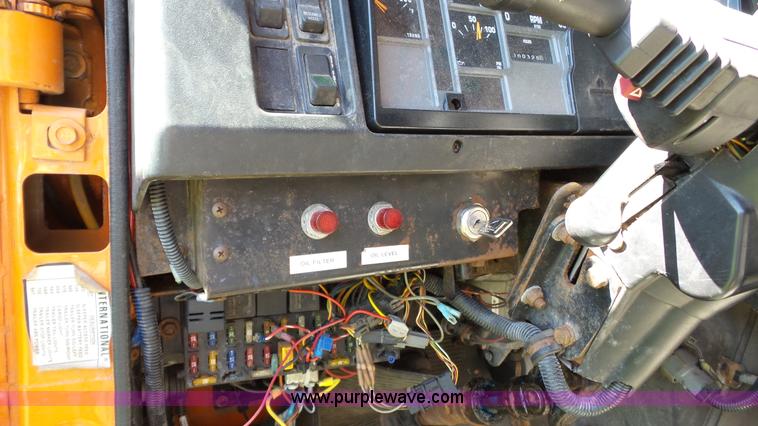 image for item L7017 1999 International 4900 dump truck