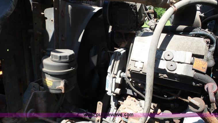 image for item L7017 1999 International 4900 dump truck