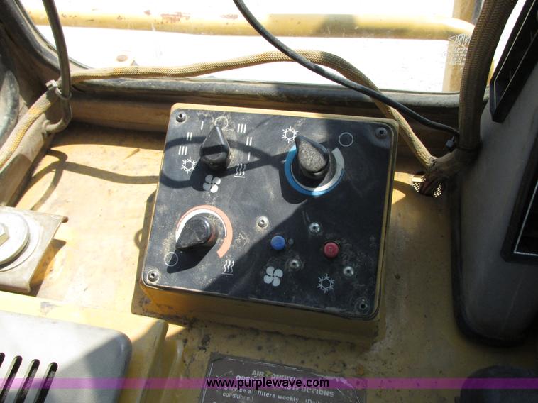 image for item L7020 1997 Caterpillar 963B track loader