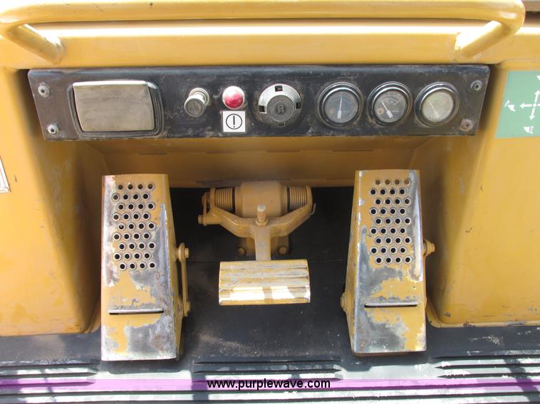 image for item L7020 1997 Caterpillar 963B track loader