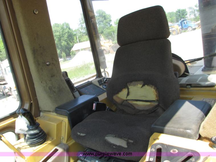 image for item L7020 1997 Caterpillar 963B track loader