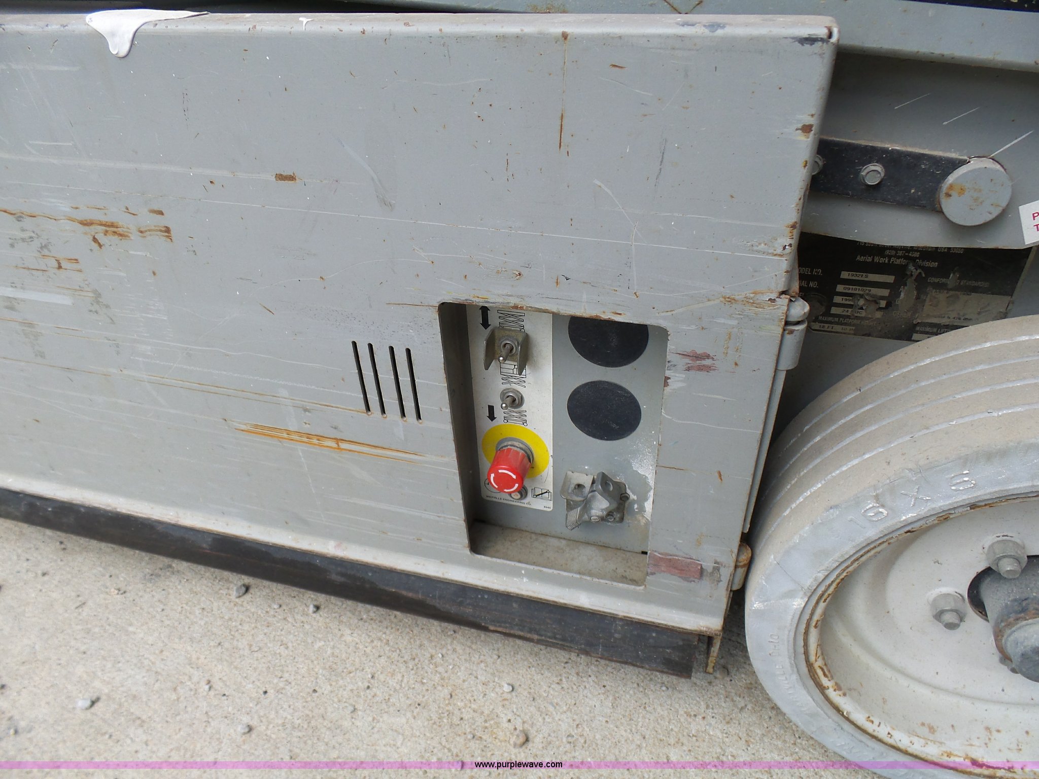 Mec 1932ES scissor lift in Warrensburg, MO | Item L7000 sold | Purple Wave