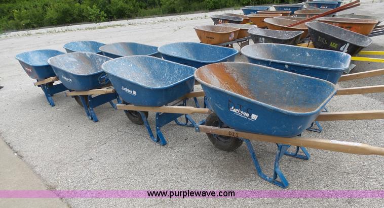 (8) wheelbarrows in Kansas City, MO | Item BR9188 sold | Purple Wave