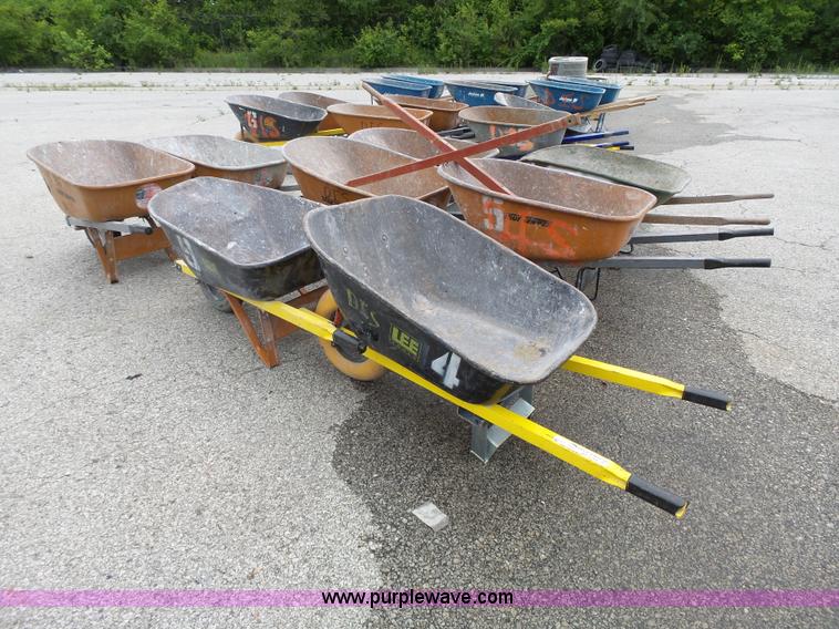 (8) wheelbarrows in Kansas City, MO | Item BR9189 sold | Purple Wave