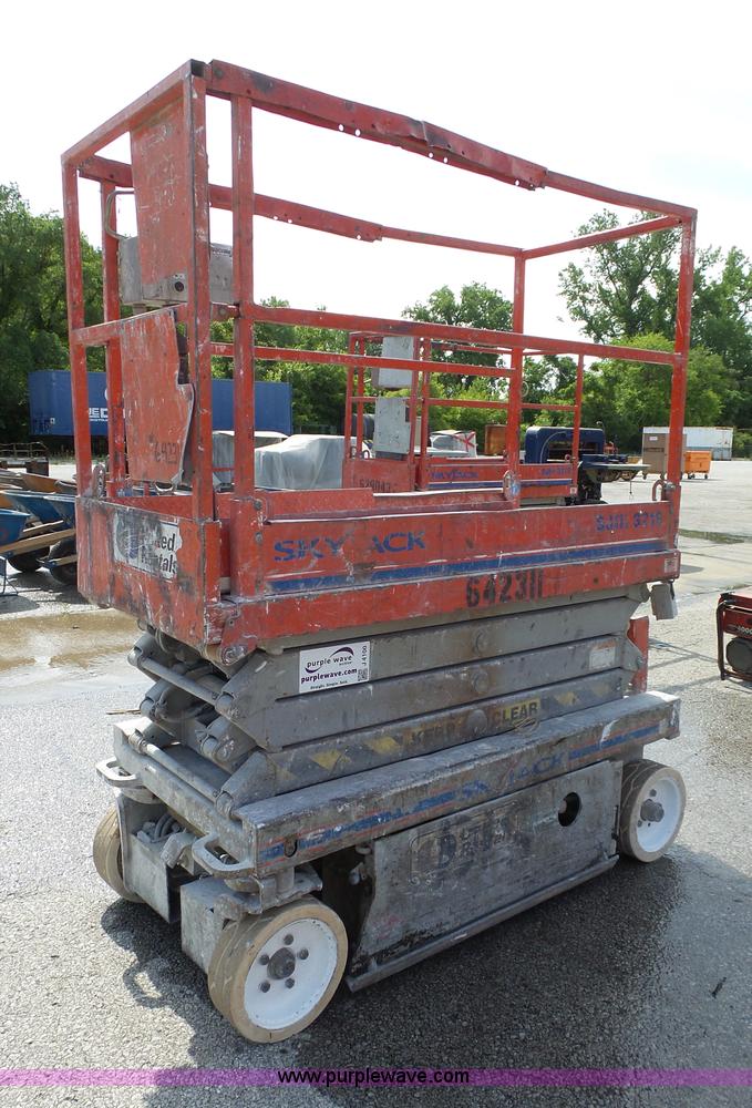 image for item J4100 Skyjack SJIII 3219 scissor lift