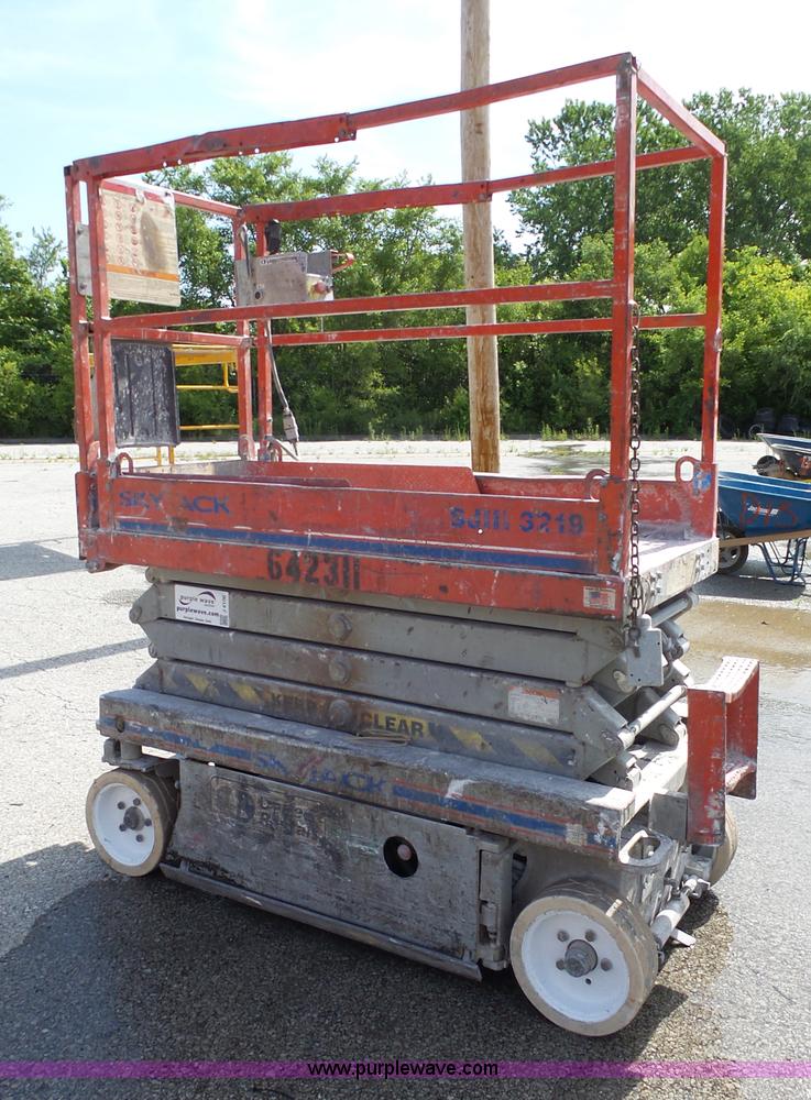 image for item J4100 Skyjack SJIII 3219 scissor lift